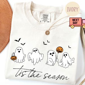 Camiseta de Halloween &quot;Tis The Season&quot; de Comfort Colors®, camiseta de Halloween, camiseta retro de fantasmas, camiseta bonita de otoño, camiseta de Halloween para mujer, temporada de calabazas