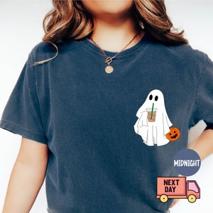 Camiseta Comfort Colors® Fantasma Fofo Café, Camiseta Fantasma Pequeno Café Gelado Fofo, Camiseta Fantasma Boo, Camiseta Fantasma Café, Amantes de Café no Halloween imagem 5