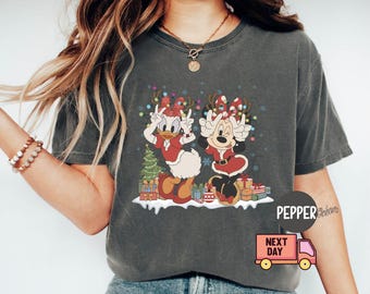 Camiseta navideña de Minnie y Daisy de Comfort Colors®, camiseta navideña vintage, camiseta navideña retro de Disney, camiseta navideña de Minnie y Daisy, regalo de Navidad