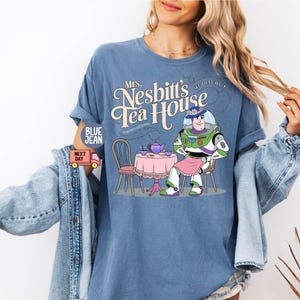 Comfort Colors® Mrs. Nesbitt’s Tea House-skjorta, Nesbitt’s Tea House-skjorta, Toy Story-skjorta, Toy Story-skjorta, Disneyland-skjorta, present bild 6