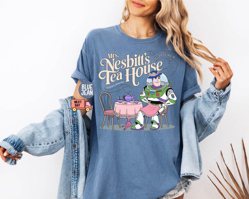 Comfort Colors® Mrs. Nesbitt’s Tea House-skjorta, Nesbitt’s Tea House-skjorta, Toy Story-skjorta, Toy Story-skjorta, Disneyland-skjorta, present bild 6