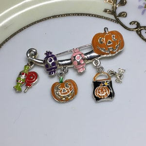 Vintage Halloween Brooch Pin Trick or Treat Candy Jack O Lantern Pumpkins Gift Boxed image 3