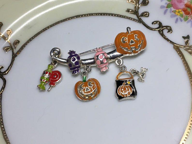 Vintage Halloween Brooch Pin Trick or Treat Candy Jack O Lantern Pumpkins Gift Boxed image 3