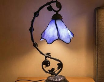 Stained Glass Flower Table Lamp – Victorian Art Nouveau Bedside Light