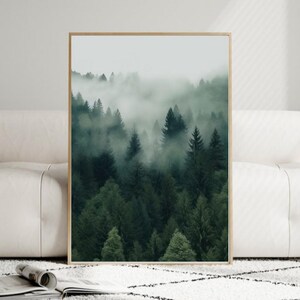 Foto de bosque brumoso, decoración de cabaña, impresión de arte de pared verde, colgante de pared, decoración del hogar, adorno de chalet, cartel de bosque en la niebla, decoración del bosque