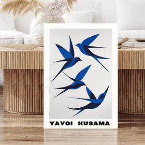 Impresión artística de Yayoi Kusama, póster de pájaros azules, decoración del hogar, tapiz de Kusama, decoración de habitación moderna, ilustración de dibujo azul, pintura de golondrinas