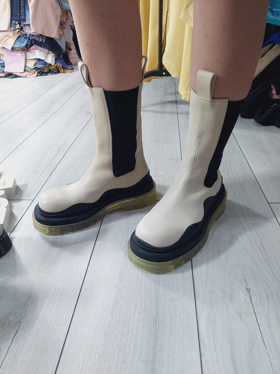 Bottega Veneta Cream Leather Chelsea Boots with Black Elastic Bottega Veneta Calfskin The Tire Chelsea Boots 40.5 Vaseline  main image 3
