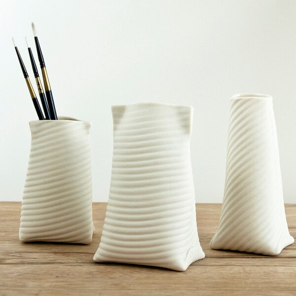 dépouillé mini vase à porcelaine (moyen). soliflore porcelaine moderne. Artful collection Variations Dodger (objet N.2. moyennes) par Wapa Studio.