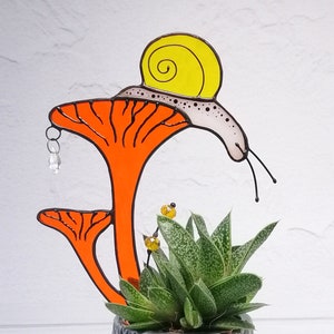 Snail on Mushrooms Stained Glass Plant Stake - Garden Decor Gift for Plant Lovers - Unique Kitchen Decoration - Mother Birthday gift