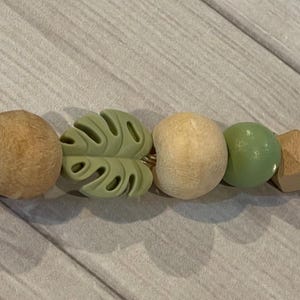 Monstera bead keychain, Monstera leaf, Purse Tassle, key chain charms, wooden beads, Monstera Plant keychain, Sea Moss green leaf bead.