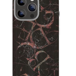 Könnte beinhalten: Schwarze Handyhülle mit weißem Rand. Das Case hat ein abstraktes Design mit roten und rosa Wirbeln und Linien auf dunklem Hintergrund. Die Handyhülle hat eine Dreifach-Kamera.