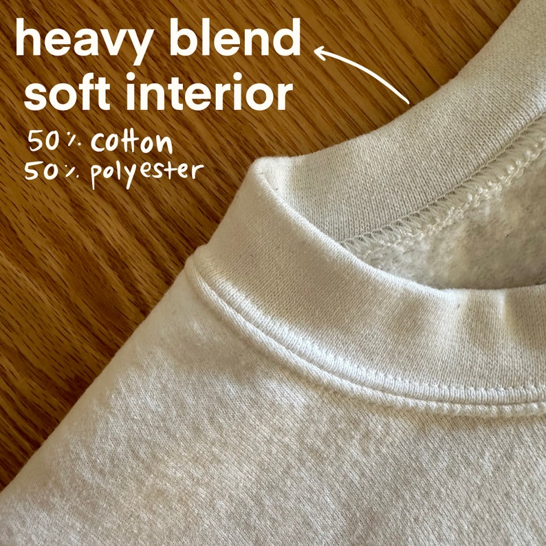 Pu&ograve; includere: Primo piano del colletto di una felpa color crema. Il testo indica che si tratta di un misto pesante con interno morbido, realizzato al 50% in cotone e al 50% in poliestere. Il colletto &egrave; cucito con cura.