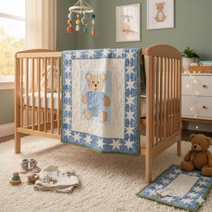 Può includere: Una culla in legno chiaro con una trapunta a stelle blu e bianche con un disegno di orsetto. Un tappetino gioco abbinato e un orsetto sono sul pavimento. Sono visibili altri articoli per bambini.