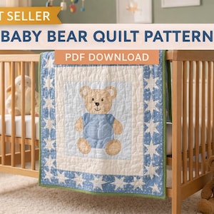 Puede incluir: Una cuna de bebé de madera con un edredón de oso bebé azul y blanco. El edredón presenta un diseño de oso central y patrones de estrellas. El texto "Baby Bear Quilt Pattern" y "PDF Download" son visibles.