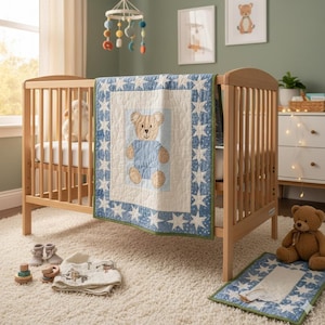 Op de afbeelding: Een witte keramische mok met een zwart handvat en de tekst "But First, Coffee" in een handschriftstijl. De mok staat op een wit oppervlak. De mok is ongeveer 10 cm hoog.