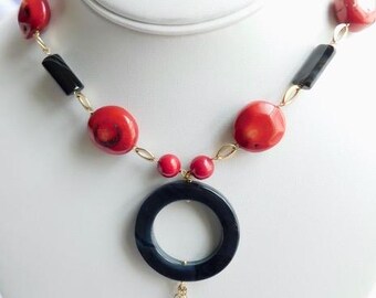 Coral and Black onyx Necklace in Gold.