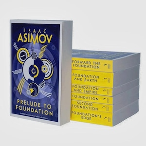 Può includere: Una collezione di libri di fantascienza di Isaac Asimov. I libri hanno dorsi bianchi e copertine gialle con la parola "Foundation". Il libro a sinistra è "Prelude to Foundation" con una copertina blu e un design geometrico.