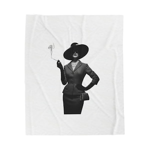 Könnte beinhalten: Schwarz-Weiß-Bild einer Person in einem Vintage-Anzug, Hut und Handschuhen, die eine Zigarette hält. Die Person trägt einen dunklen Hut, eine Anzugjacke und einen Rock. Eine kleine Handtasche hängt am Arm der Person. Das Bild hat eine klassische, retro Ästhetik.