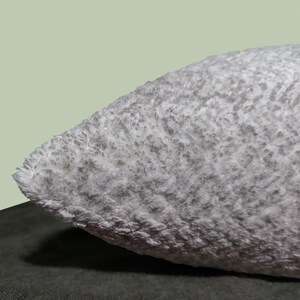 Federa per cuscino in pelliccia sintetica 18X18 – Federa per cuscino soffice grigio chiaro – Cuscino morbido in peluche – Arredamento Boho – Arredamento accogliente per il soggiorno