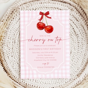Peut inclure: Invitation rose à motif vichy avec l'inscription "She is the cherry on top". Elle présente un nœud rouge et deux cerises. L'invitation est pour le premier anniversaire de Madison, avec la date, l'heure et le lieu.