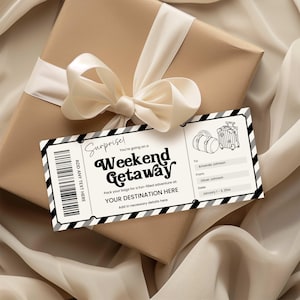 Può includere: Una confezione regalo marrone con un fiocco color crema, sormontata da una carta in stile biglietto in bianco e nero. La carta dice "Weekend Getaway" e ha spazio per i dettagli, oltre a illustrazioni di bagagli.
