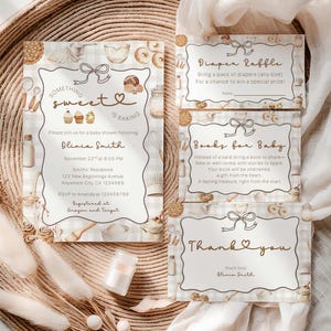 Pode incluir: Conjunto de papelaria para chá de bebé com tema de pastelaria. O convite diz "Something Sweet is Baking" com ilustrações de bolos e utensílios de cozinha. As inserções incluem um sorteio de fraldas, livros para bebés e cartões de agradecimento.