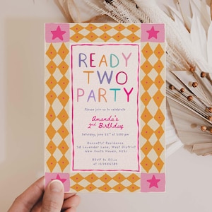 Puede incluir: Una tarjeta de invitación rectangular con el texto READY TWO PARTY en letras coloridas. El borde tiene un patrón de diamantes amarillos y naranjas con estrellas rosas en las esquinas. El centro incluye los detalles del 2º cumpleaños de Amanda.