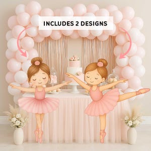 Peut inclure: Deux découpes de ballerines roses avec des tutus roses et des chaussons de ballet roses. Les découpes sont devant une arche de ballons rose et blanche avec une table blanche et une nappe rose. Le texte "INCLUDES 2 DESIGNS" est en haut de l'image.