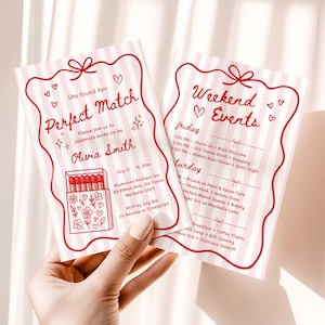 Könnte beinhalten: Zwei rosa-weiß gestreifte Hochzeitseinladungen mit rotem Text und Illustrationen. Auf der linken Einladung steht "Perfect Match" und der Name "Olivia Smith". Auf der rechten Einladung steht "Weekend Events". Die Einladungen werden von einer Person gehalten.