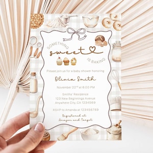 Pode incluir: Um convite para chá de bebé com tema de pastelaria. O convite apresenta uma borda decorativa com ilustrações relacionadas com pastelaria e o texto "Something Sweet is Baking". O convite inclui o nome Olivia Smith, data, hora e local.