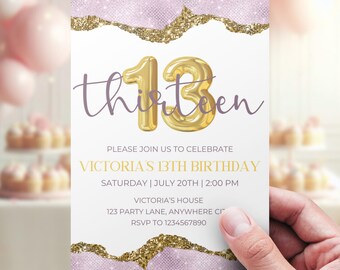 Può includere: Un invito di compleanno rosa e oro glitterato con il testo "thirteen" in lettere dorate. L'invito è per il 13° compleanno di Victoria, che si terrà sabato 20 luglio alle 14:00 a casa di Victoria. Il numero di RSVP è 1234567890.