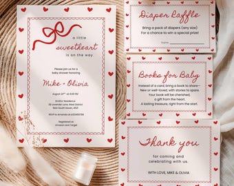 Może przedstawiać: Zaproszenia i kartki na baby shower z czerwonymi serduszkami. Zaproszenie głosi "a little sweetheart is on the way" i zawiera szczegóły dotyczące wydarzenia. Kartki zawierają wiadomości dla "Diaper Raffle", "Books for Baby" i "Thank You".