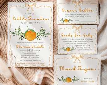 Puede incluir: Juego de invitaciones para baby shower con tema de naranja. La invitación principal dice "A Sweet Little Cutie is on the Way" con detalles del evento. Incluye rifa de pañales, libros para bebés y tarjetas de agradecimiento. El diseño presenta ilustraciones de naranja.