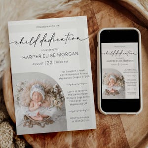 Pode incluir: Um convite para a dedicação infantil com o texto "child dedication" e detalhes para a dedicação de Harper Elise Morgan. O convite inclui a data, hora e local, com uma foto de um bebê. Um smartphone exibe o mesmo convite.