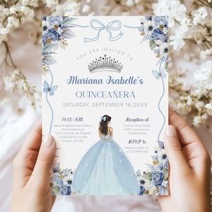 Invito Quinceañera blu polveroso, invito floreale Mis Quince Años, design con fiocco e farfalla tiara principessa, invito digitale e modificabile
