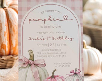 Op de afbeelding: Een roze en witte uitnodigingskaart met de tekst "our sweet little pumpkin is turning one". De kaart bevat aquarel illustraties van pompoenen met roze strikken. De uitnodiging is voor Anika's 1e verjaardag.