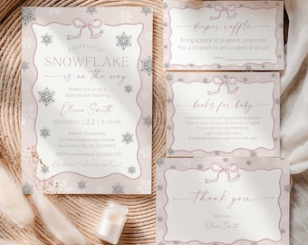 Könnte beinhalten: Ein Babyparty-Einladungsset mit Schneeflocken-Design. Die Einladung und die Karten verwenden eine hellrosa und silberne Farbpalette mit Schneeflocken- und Schleifendetails. Der Text lautet "A Cute Little Snowflake is on the Way."