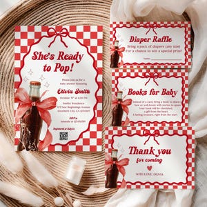 以下が含まれることがあります： 赤と白のチェック柄の縁取りと、赤いリボンが付いたボトルの水彩イラストが特徴のベビーシャワーの招待状とカード。「She's Ready to Pop!」と書かれた招待状にはイベントの詳細が含まれています。追加のカードには「Diaper Raffle」と「Books for Baby」が含まれています。