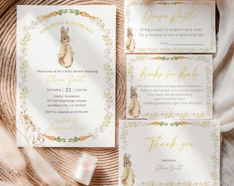 Puede incluir: Juego de papelería para baby shower con diseño de conejito. La invitación, con el texto «Some Bunny is on the Way», incluye los detalles del evento. Las tarjetas adjuntas sugieren una rifa de pañales, libros para bebés y un mensaje de agradecimiento.