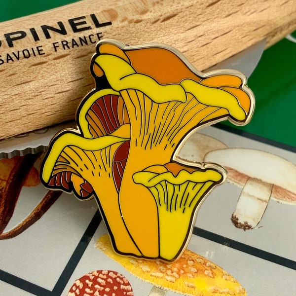 Épingle en émail dur chanterelle : cadeau mycophile
