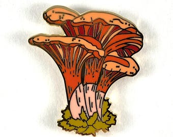 Spilla in smalto duro a forma di fungo finferlo cinnabro, Spilla in smalto a forma di fungo, Cantharellus Cibarius, Regali a tema funghi, Arte a tema funghi, Arte scientifica