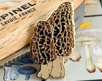 Spilla in smalto duro con fungo spugnola: regalo per micofili