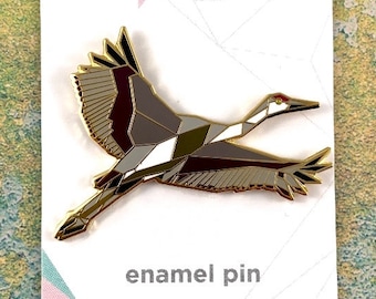Pin esmaltado de grulla canadiense de origami: Regalo para observadores de aves