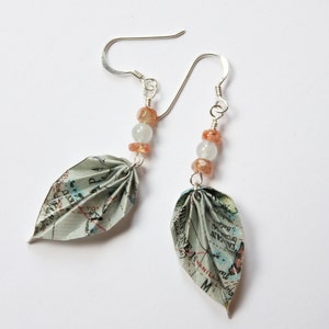 Pequeños pendientes de hoja de origami de plata esterlina reciclados con mapa del océano vintage, piedra solar y aguamarina