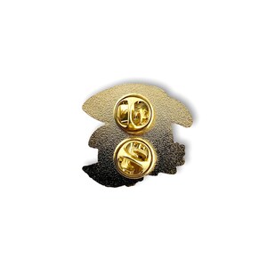 Pu&ograve; includere: Spilla in metallo dorato con un design dettagliato. Il retro della spilla ha due chiusure in metallo.