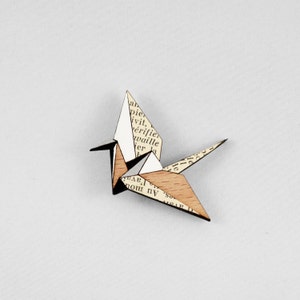 Laser-geschnittene Origami Kranich Brosche aus Holz: Buchliebhaber Geschenk