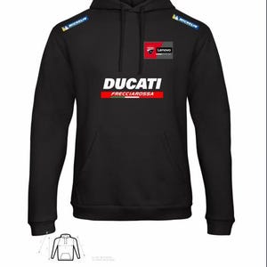 以下が含まれることがあります： 黒色のDucati Frecciarossaパーカー。フロントポケットとフード付き。Ducatiのロゴ、Lenovoのロゴ、Michelinのブランドが肩にあります。サイズチャートが含まれています。