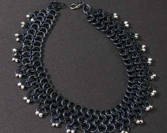 Schwarze Kette mit Perlen