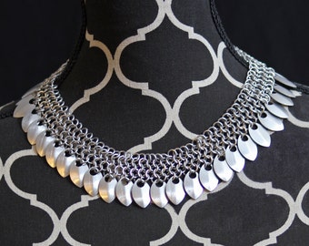 Collier cotte de maille à l’échelle