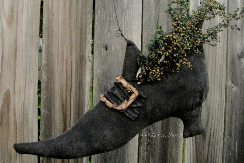 Edna Nettle's Shoe. A primitive Folk Art Pattern from Raven's Haven image 1